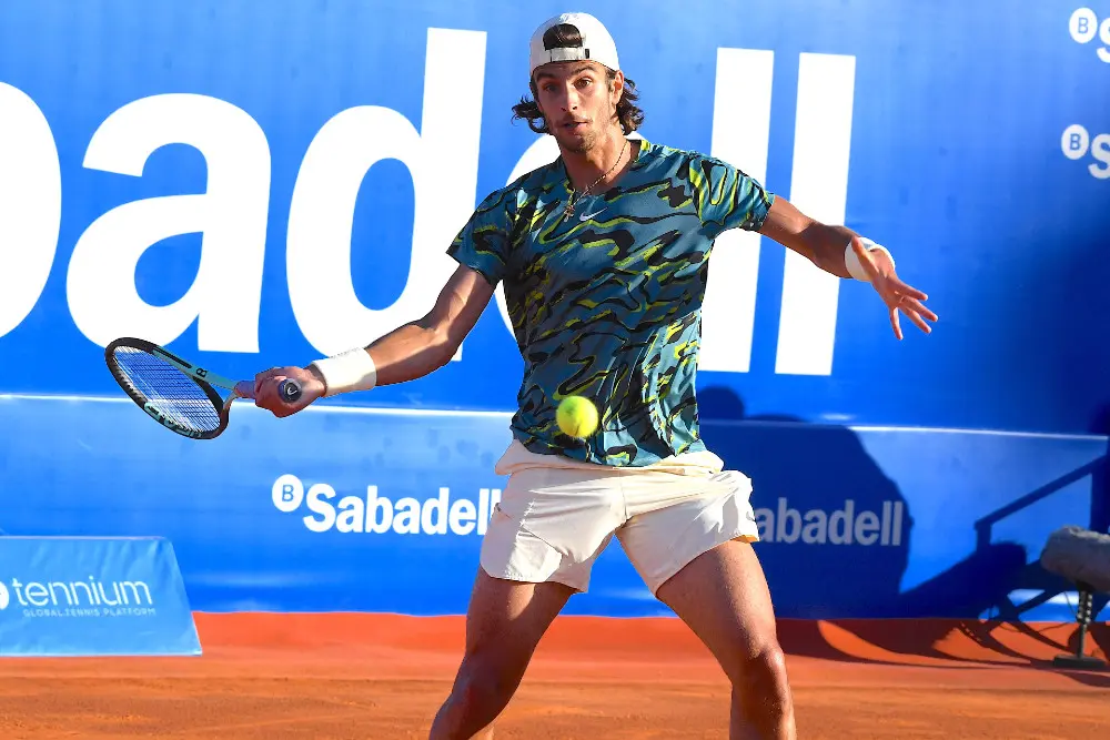 Barcellona, Musetti sfiora l’impresa, ma non basta: in finale ci va Tsitsipas