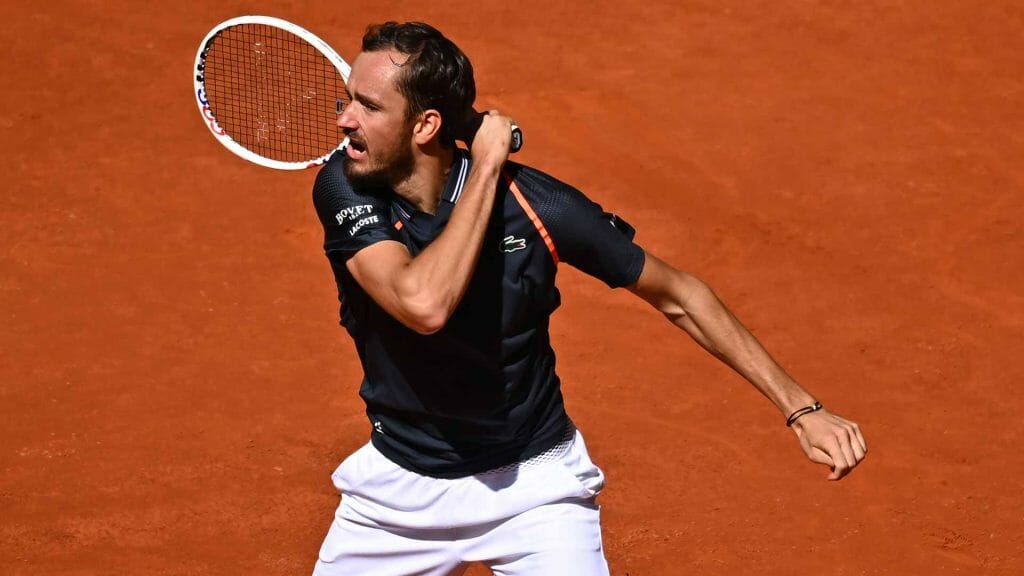 Roland Garros, Medvedev ci ricasca: rissa con i tifosi e parole contro la terra rossa (VIDEO)