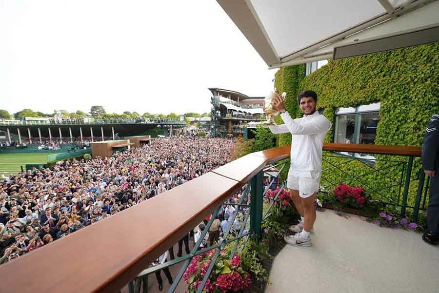 Alcaraz in trionfo dopo la vittoria a Wimbledon