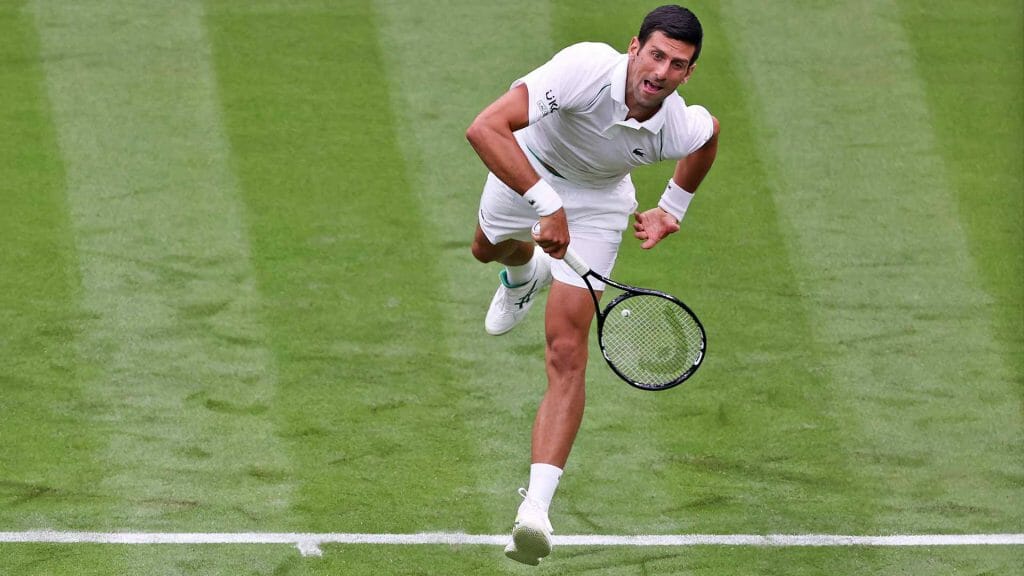 Wimbledon, il bruttissimo gesto di Djokovic nel quinto set della finale con Alcaraz (VIDEO)