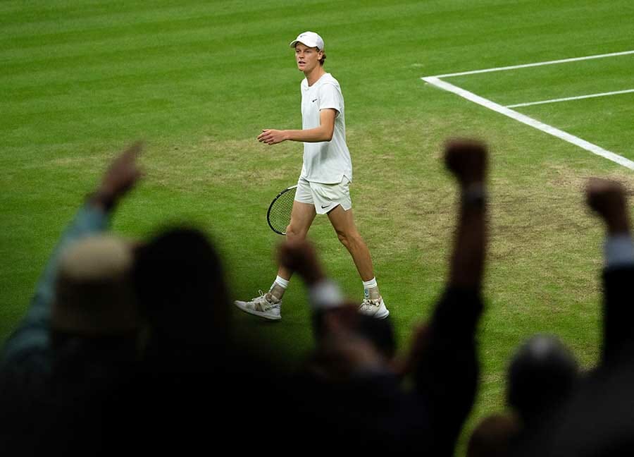 Sinner sul Centrale di Wimbledon durante il match contro Djokovic