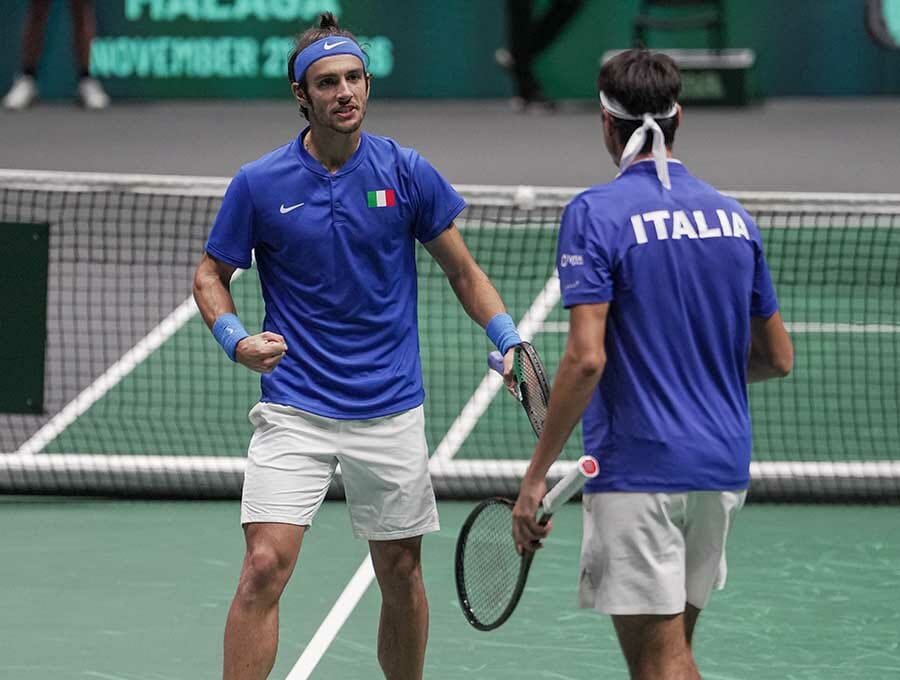 Lorenzo Musetti e Lorenzo Sonego in azione in Coppa Davis