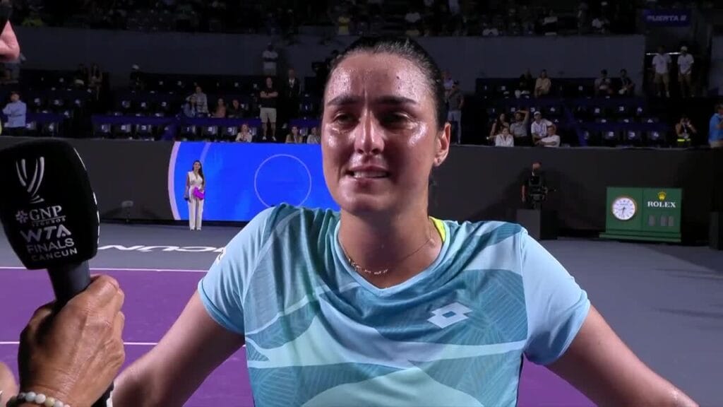 Wta Finals, Jabeur in lacrime dopo la vittoria: il mio montepremi andrà alla Palestina (VIDEO)