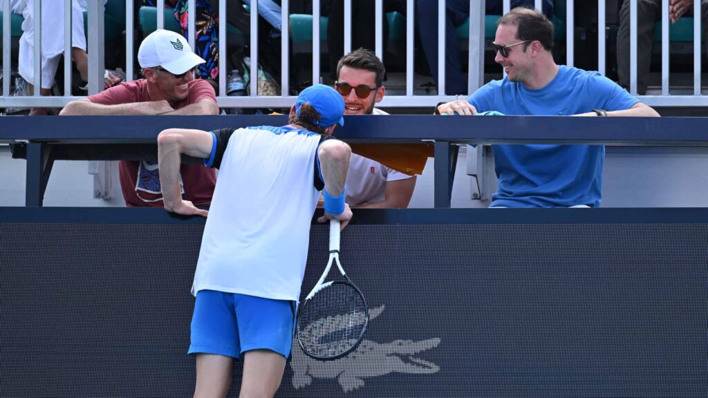 Miami, Sinner: che colpo basso al fisio e Cahill se la ride (VIDEO)