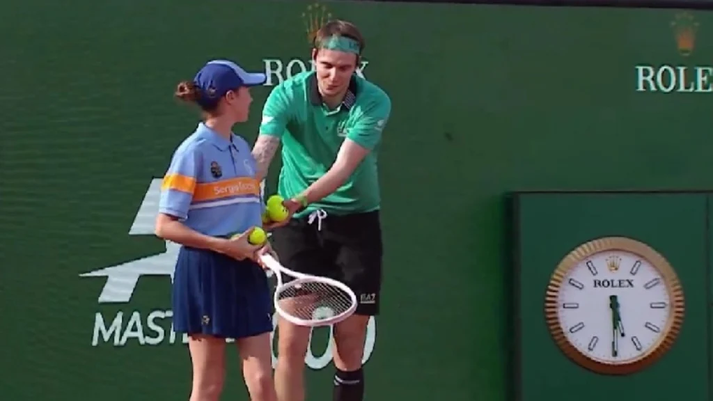 Montecarlo, Bublik show: fa giocare un punto alla raccattapalle (VIDEO)