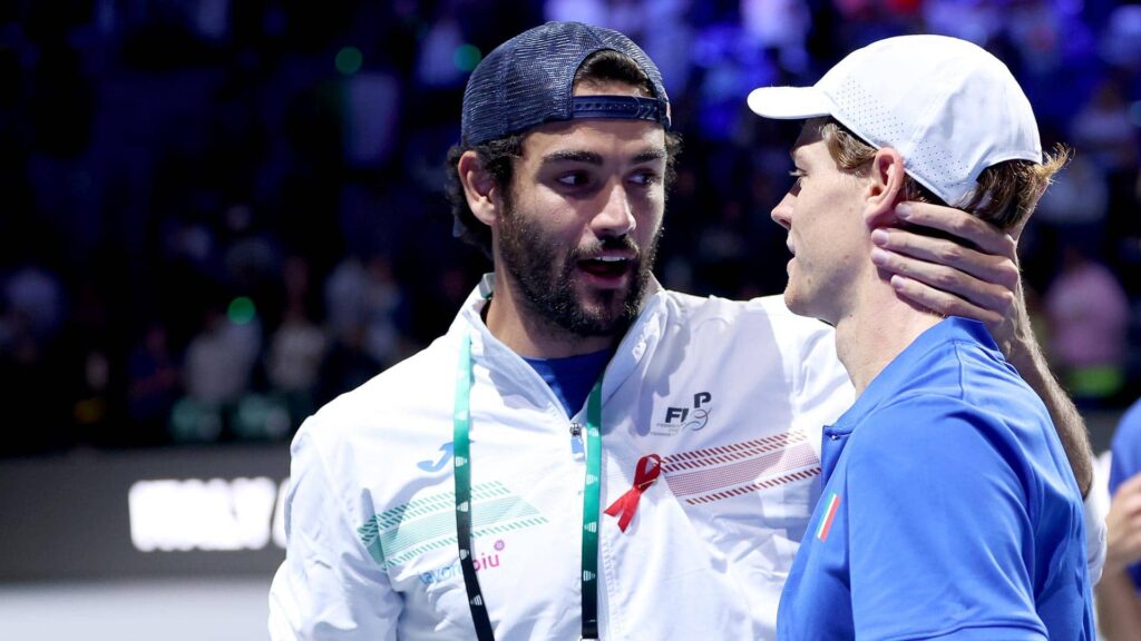 Wimbledon, il bellissimo abbraccio tra Sinner e Berrettini a fine partita: le parole che si sono detti (VIDEO)