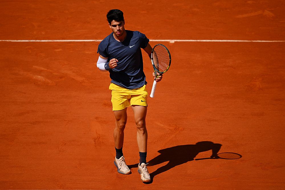 Olimpiadi, Nadal e Djokovic si coccolano Alcaraz: la reazione del web