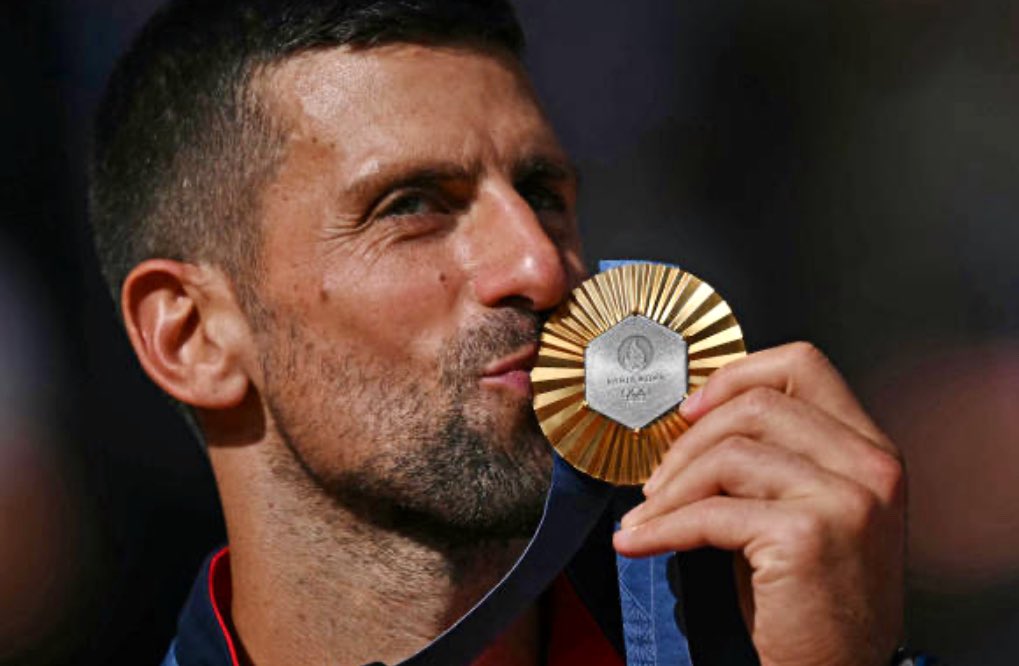 Novak Djokovic con la medaglia d'oro olimpica