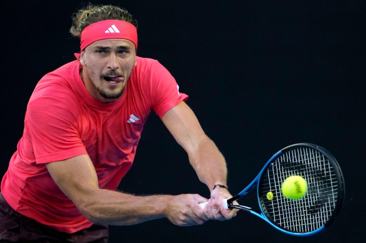 Alexander Zverev mentre esegue un rovescio bimane