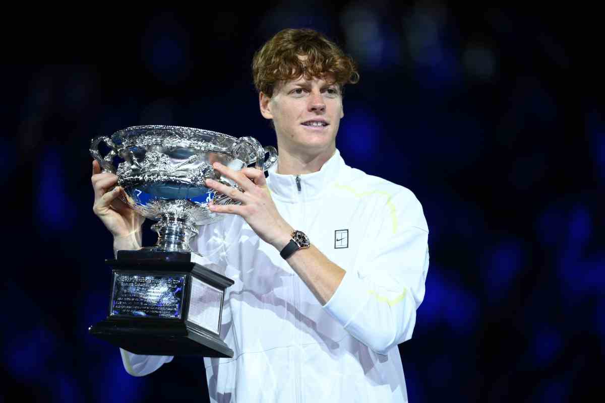 Jannik Sinner solleva il trofeo degli Australian Open