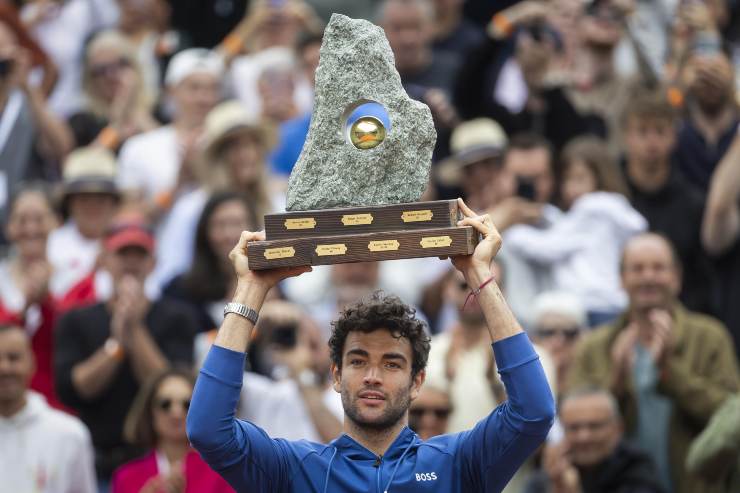 Matteo Berrettini alza il trofeo di Gstaad.