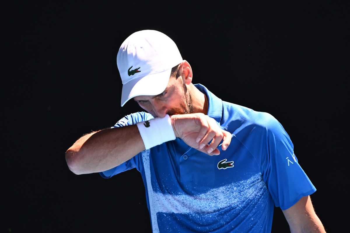 Djokovic si asciuga il sudore con il polsino