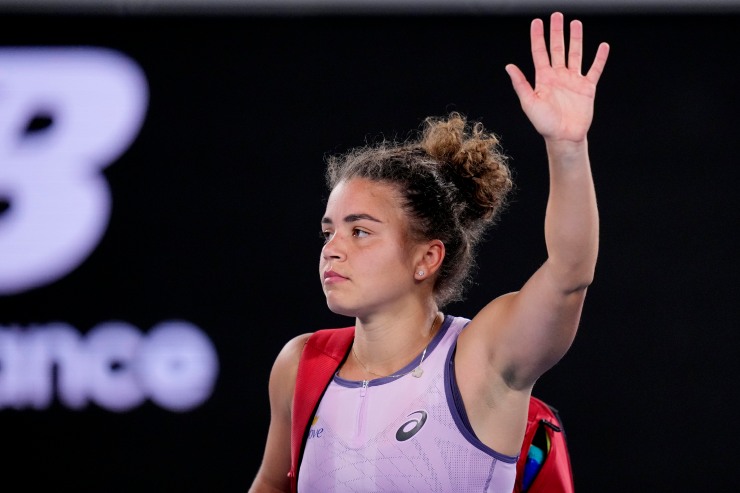 Jasmine Paolini mentre saluta il pubblico a Melbourne