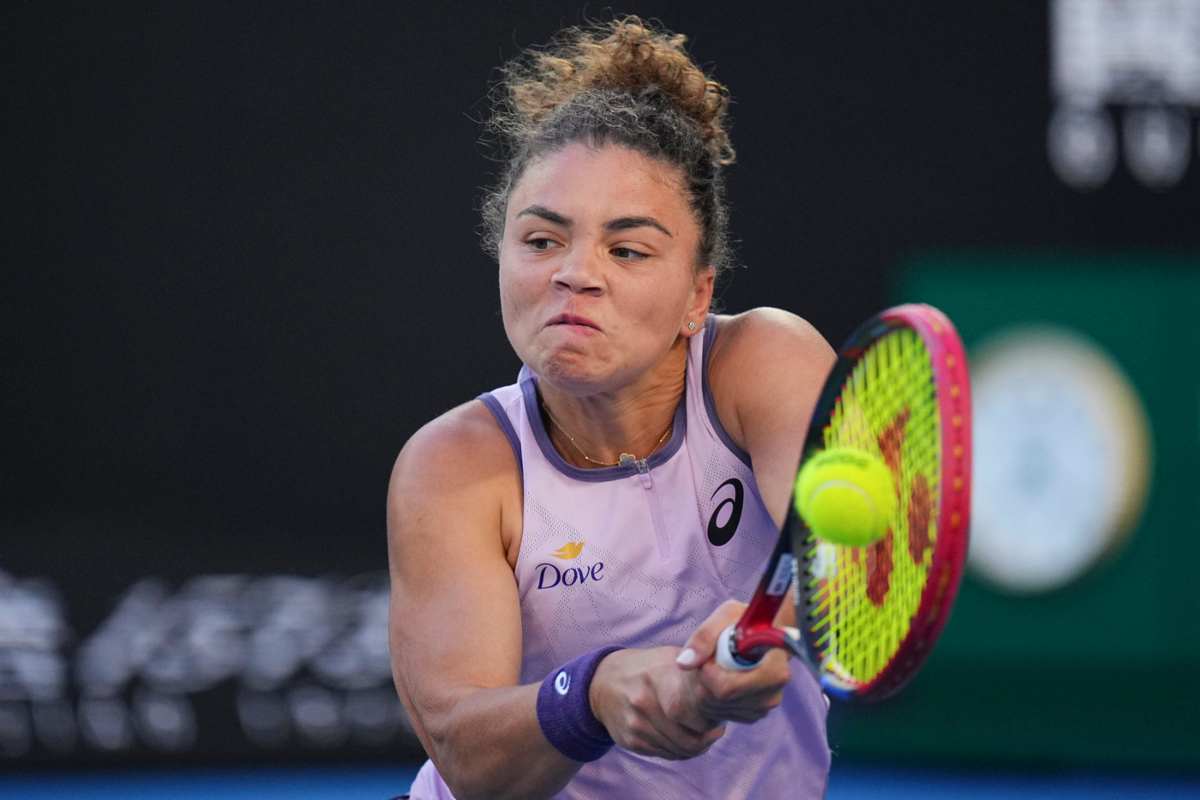 Jasmine Paolini mentre esegue un rovescio bimane