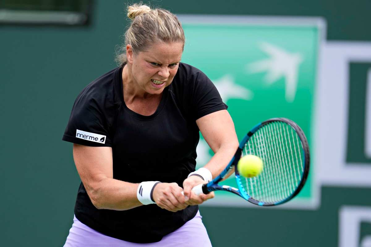 Kim Clijsters mentre colpisce di rovescio