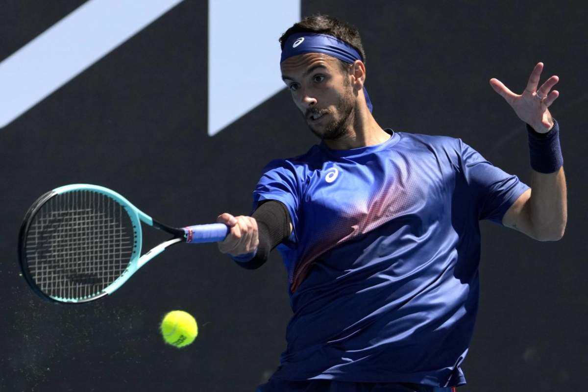 Lorenzo Musetti in azione a Melbourne