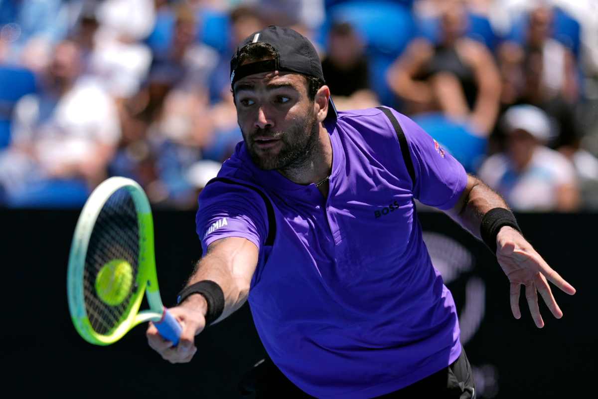 Matteo Berrettini mentre esegue una voleé