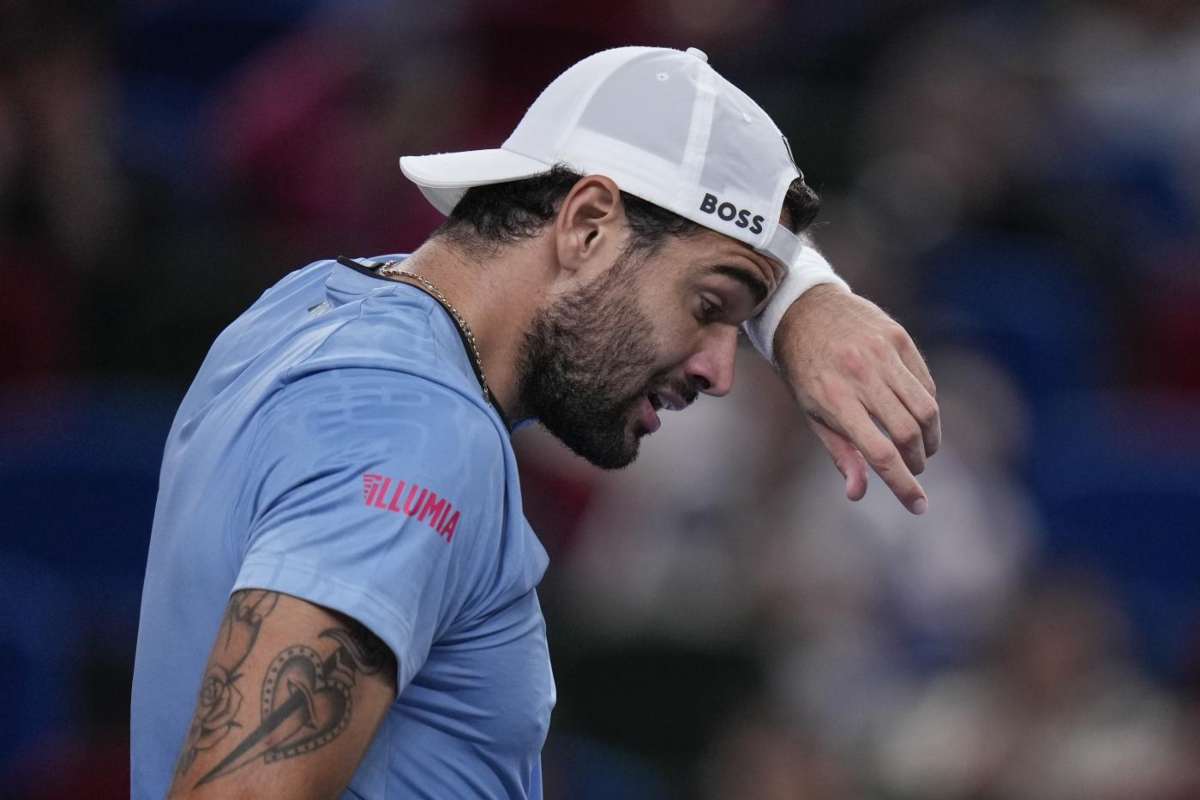 Matteo Berrettini mentre si deterge il sudore dalla fronte con un polsino