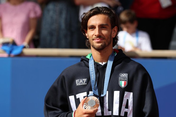Lorenzo Musetti esibisce il bronzo olimpico