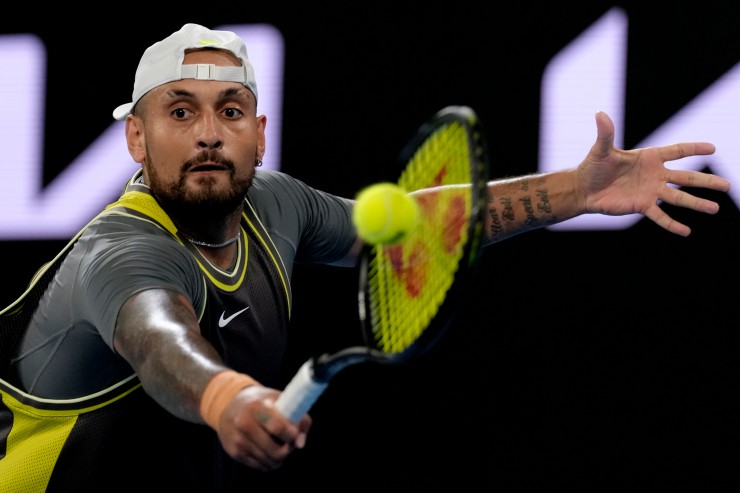 Nick Kyrgios che esegue una voleé