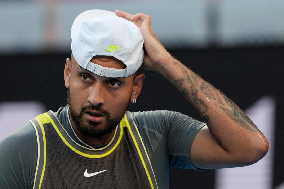 Nick Kyrgios con una mano sulla testa