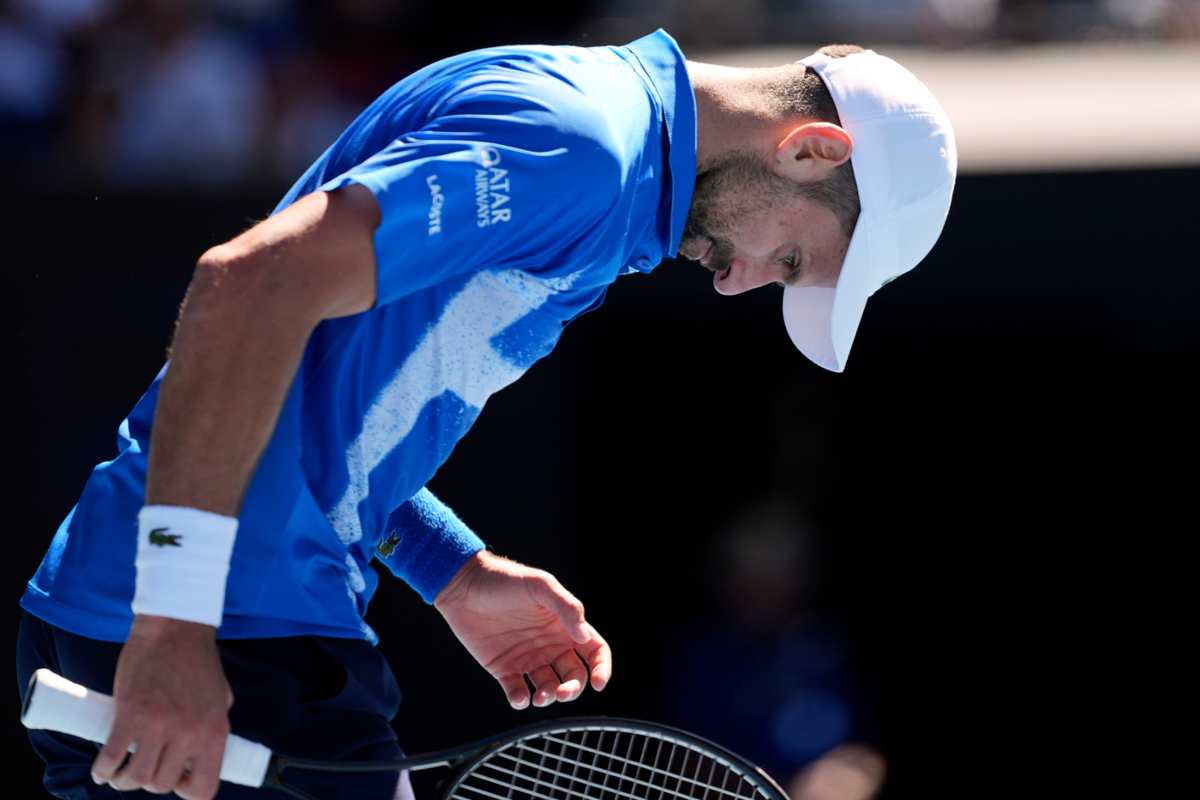 Novak Djokovic con la testa abbassata