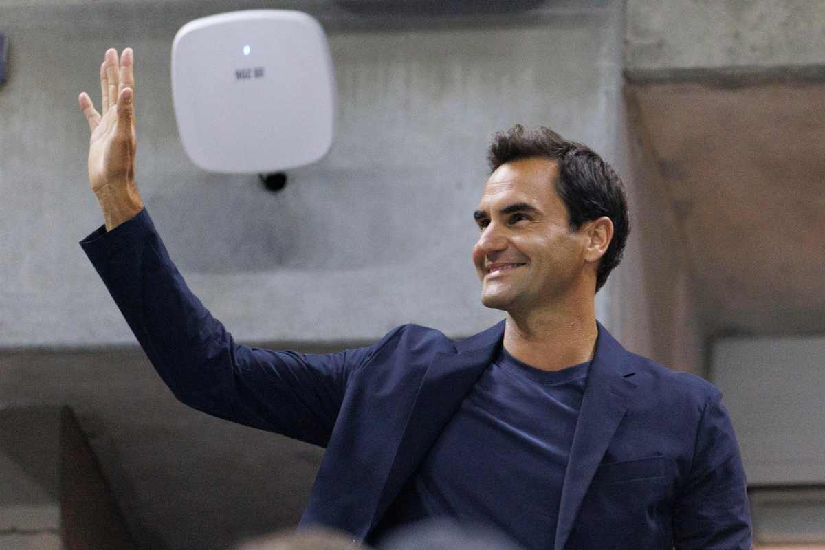 Roger Federer saluta il pubblico