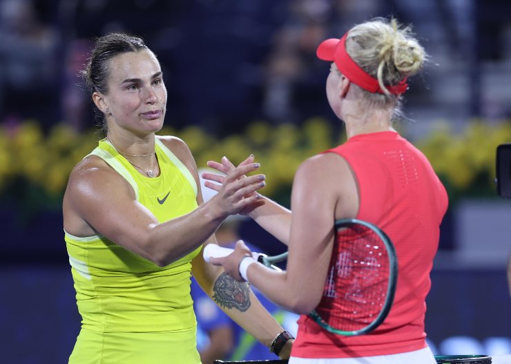 Aryna Sabalenka saluta Clara Tauson a Dubai