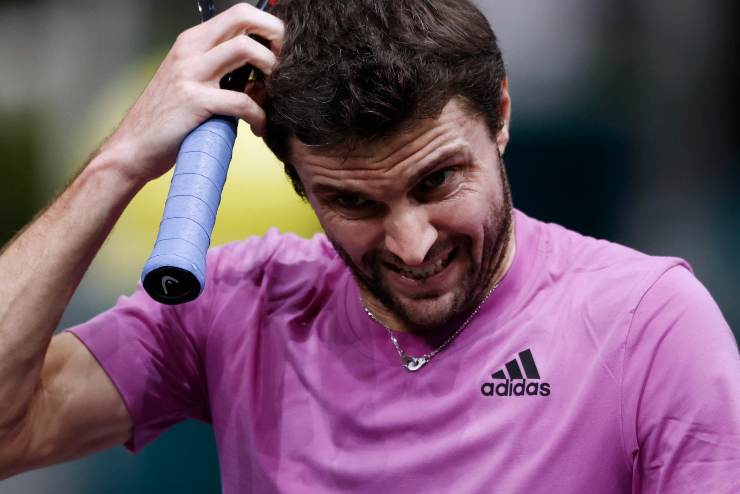 Primo piano di Gilles Simon perplesso