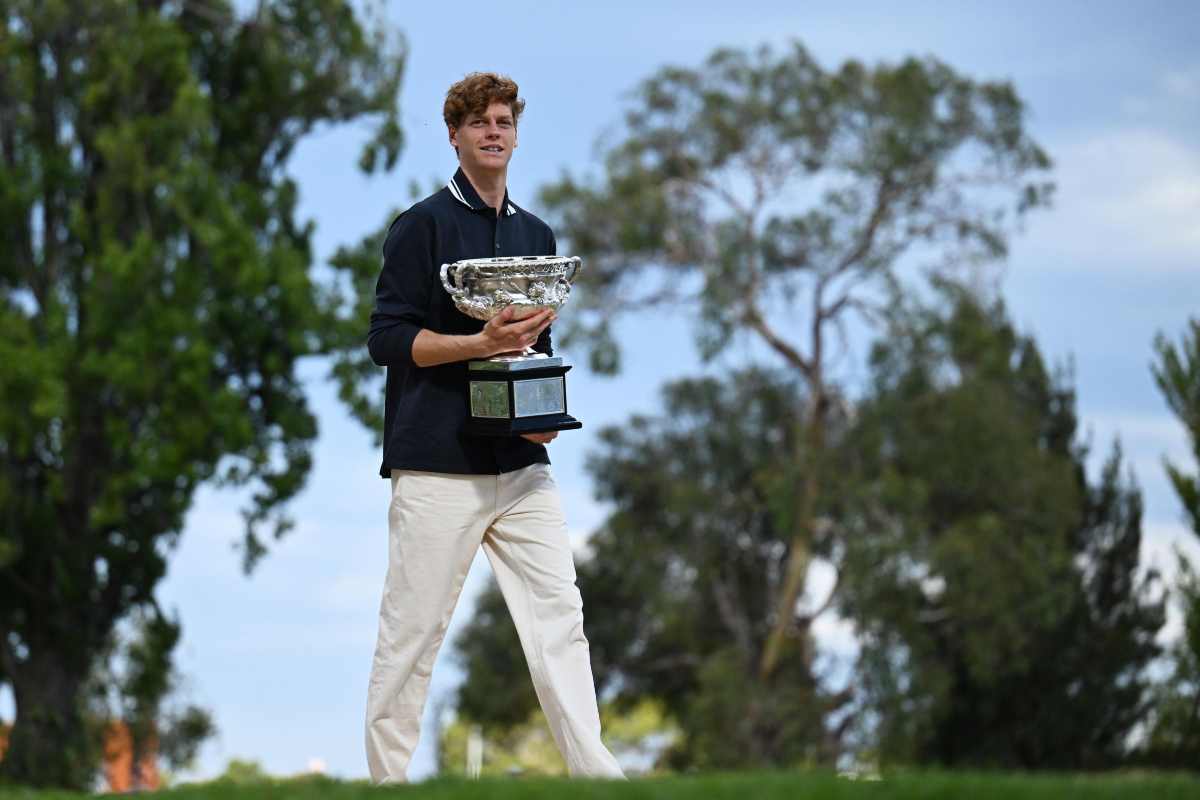 Sinner cammina con il trofeo dell'AUS Open