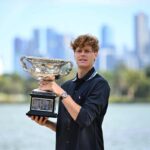Jannik Sinner alza il trofeo di Melbourne