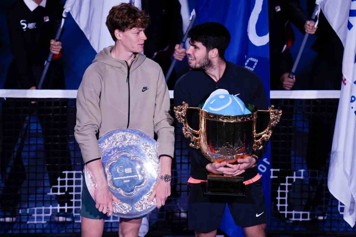 Sinner e Alcaraz alla premiazione del torneo di Pechino nel 2024