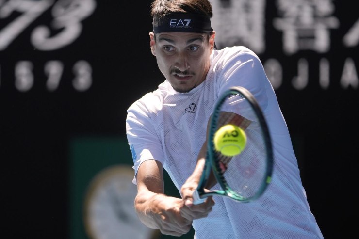 Lorenzo Sonego in campo a Melbourne