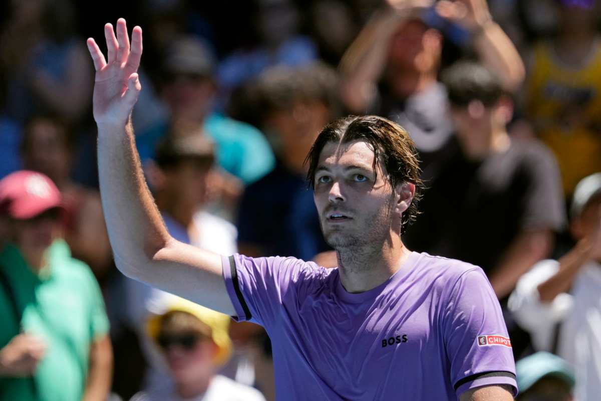 Taylor Fritz saluta il pubblico di Melbourne