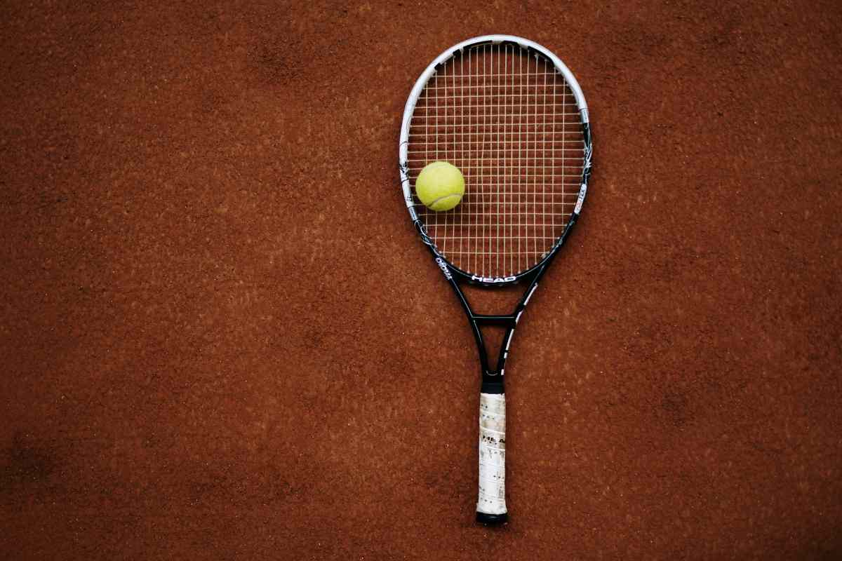 Racchetta da tennis su un campo in terra