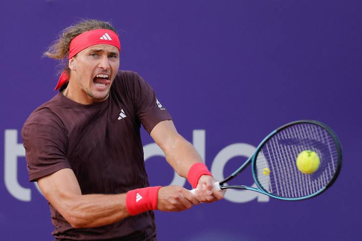 Zverev colpisce con il rovescio durante un torneo in Argentina.