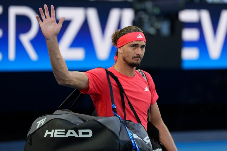 Sascha Zverev saluta il pubblico a Melbourne