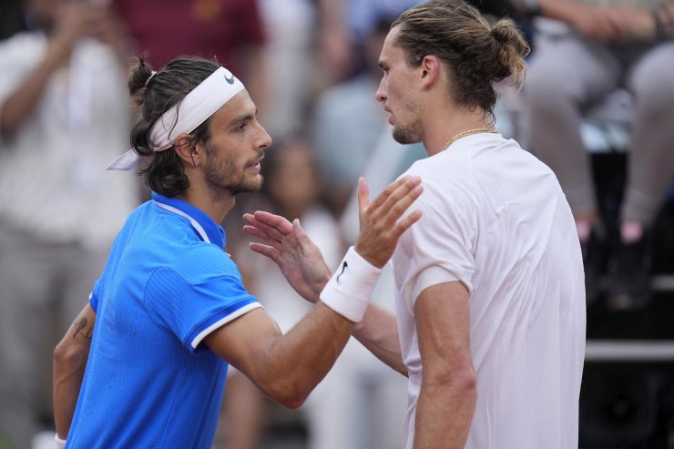 Zverev e Musetti si salutano dopo il match di Parigi