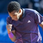 Auger-Aliassime esulta dopo aver vinto un punto