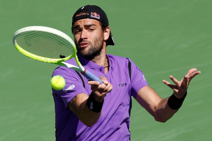 Matteo Berrettini esegue un diritto