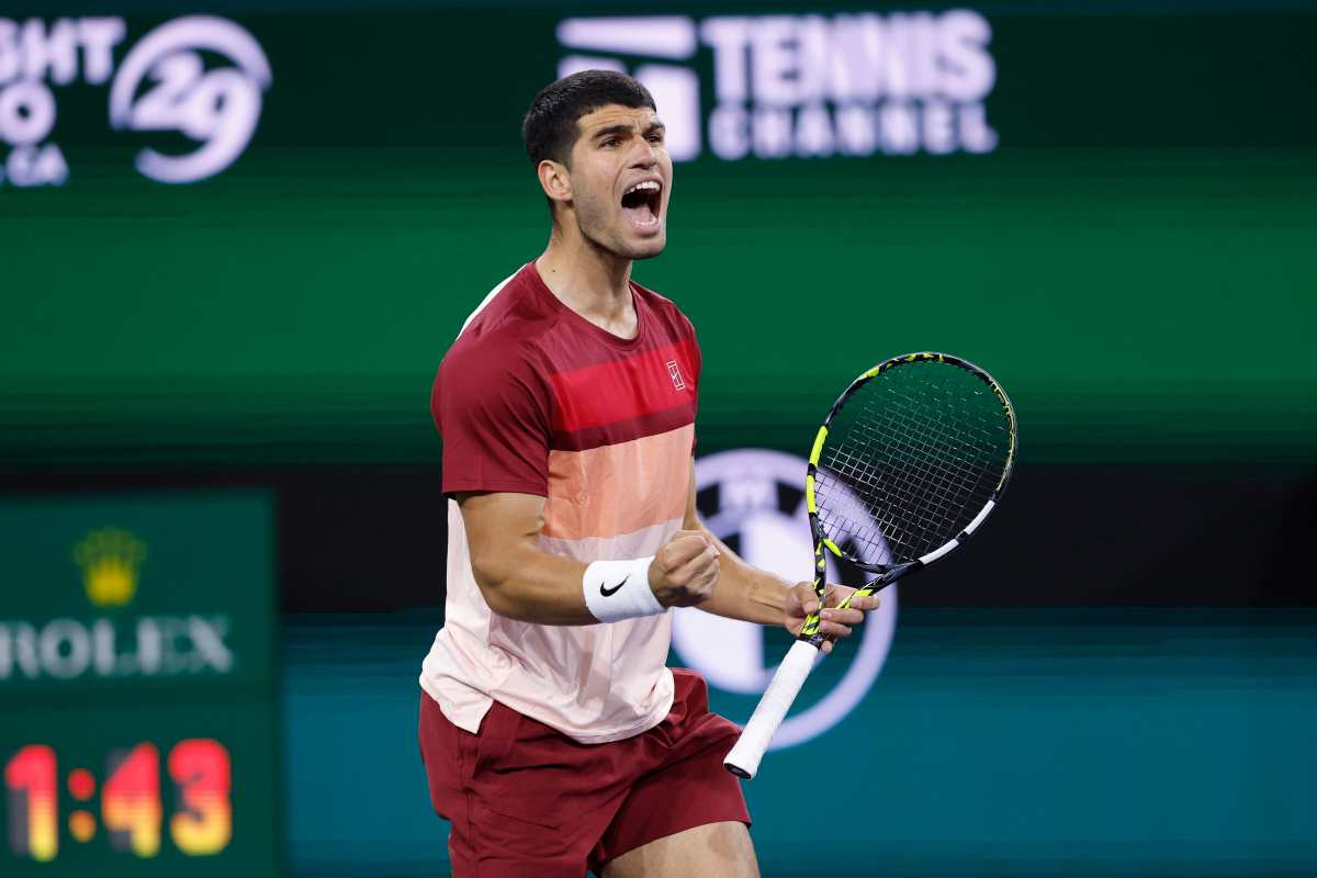 Carlos Alcaraz esulta dopo una vittoria a Indian Wells