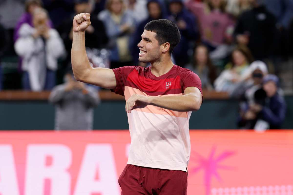 Carlos Alcaraz esulta dopo una vittoria ad Indian Wells