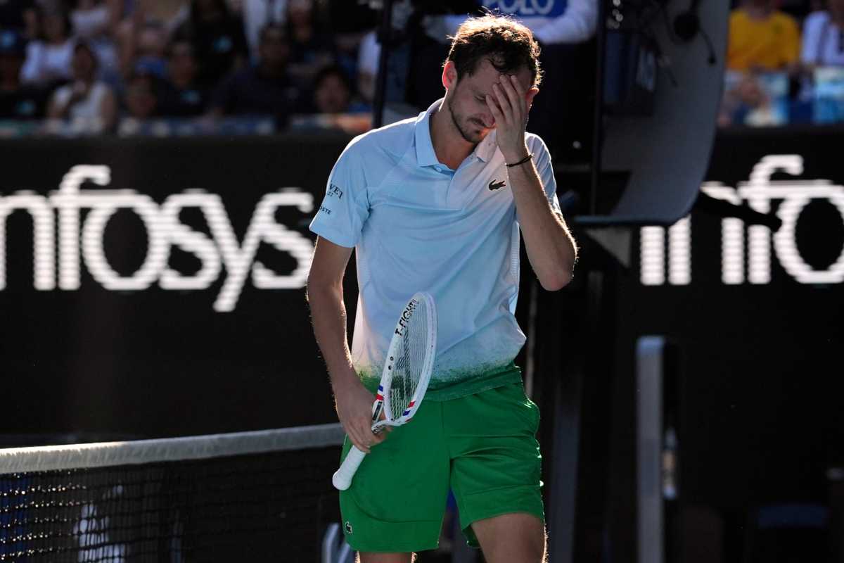 Daniil Medvedev a capo chino e con una mano sulla fronte