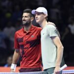 Djokovic e Sinner posano abbracciati per i fotografi