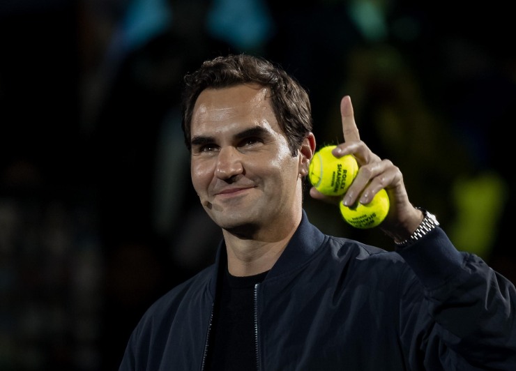 Roger Federer saluta il pubblico