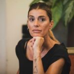 Francesca Piccinini in primo piano e con una mano sotto il mento