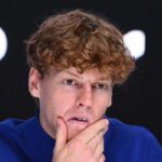 Jannik Sinner perplesso in conferenza stampa