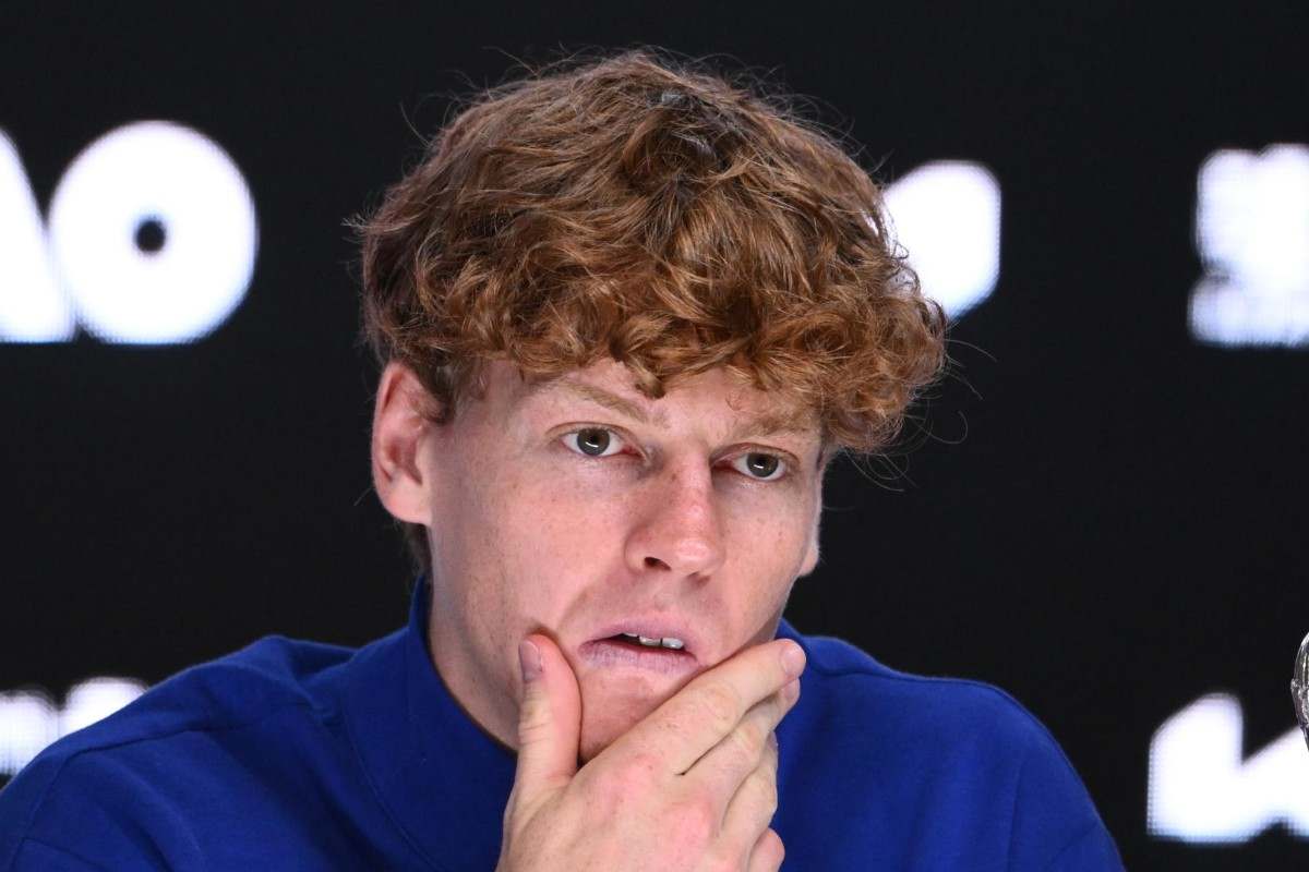 Jannik Sinner perplesso in conferenza stampa