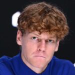 Jannik Sinner attento in conferenza stampa
