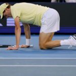 Jannik Sinner con le mani e le ginocchia a terra
